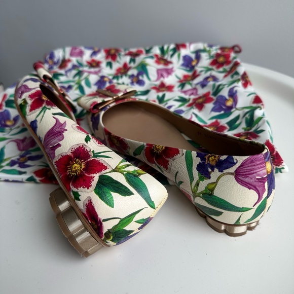Salvatore Ferragamo Sarno Flower Heel shoes, leather, 0.6’ heel, US 7.5, Italy - Picture 2 of 4